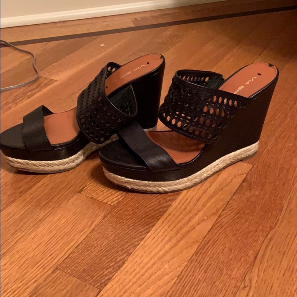 Via spiga black wedges